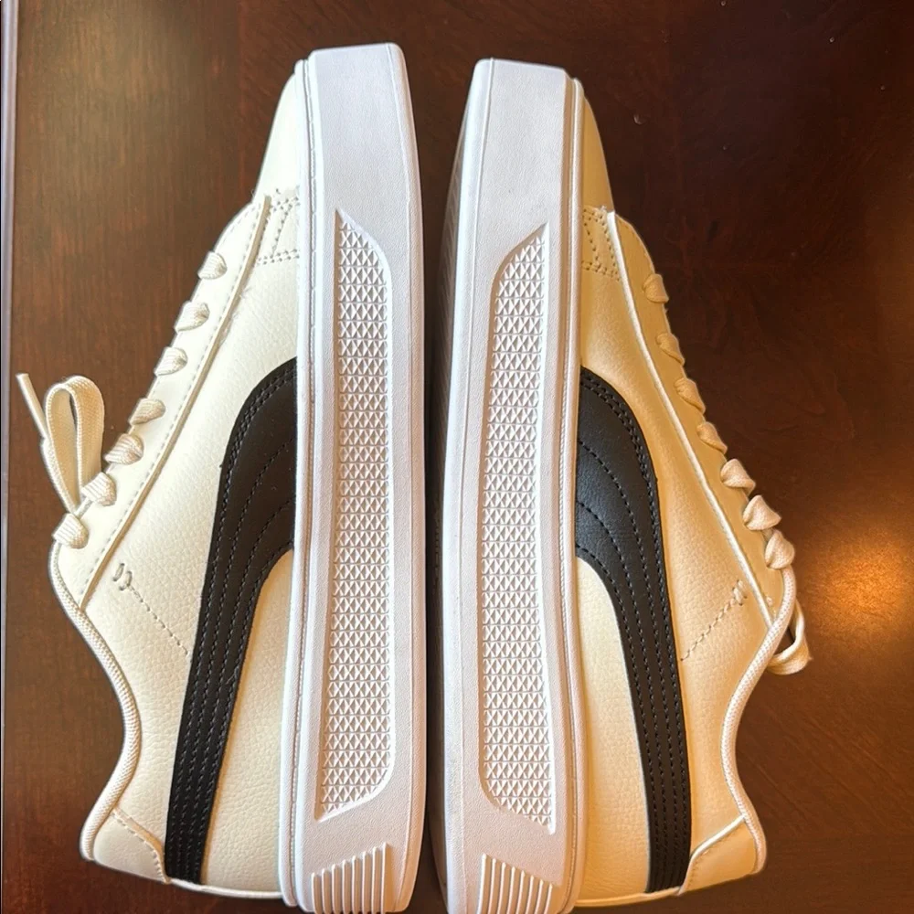 New No tag Puma Women’s Off-White Leather Platform sneakers size 8